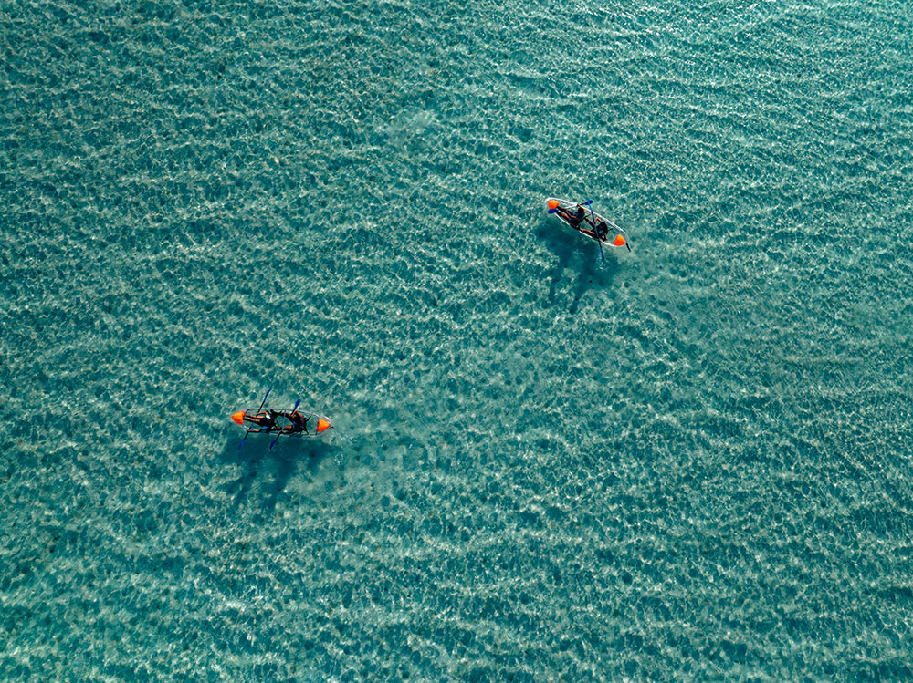 La mer Rouge avec des personnes faisant du kayak